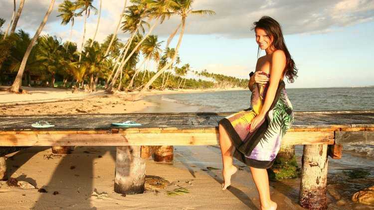 Девушка в платье на тропическом пляже