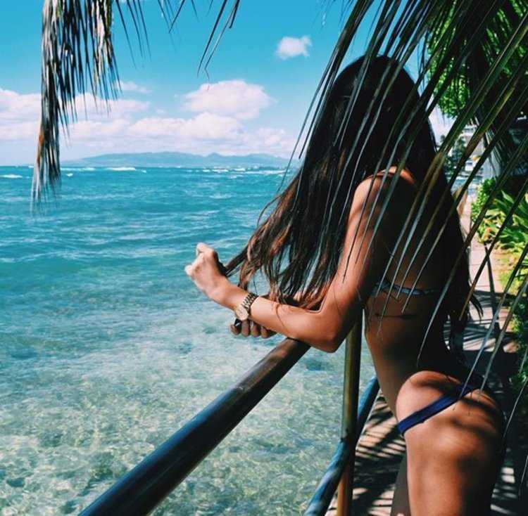 Девушка в тропиках