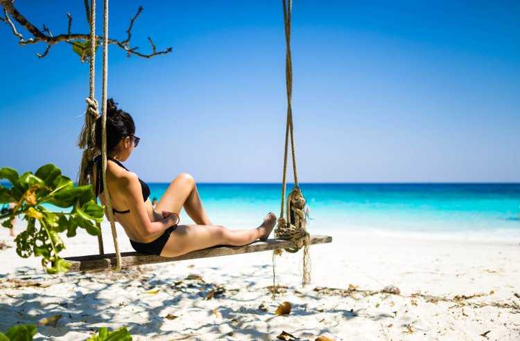 Девушка на острове