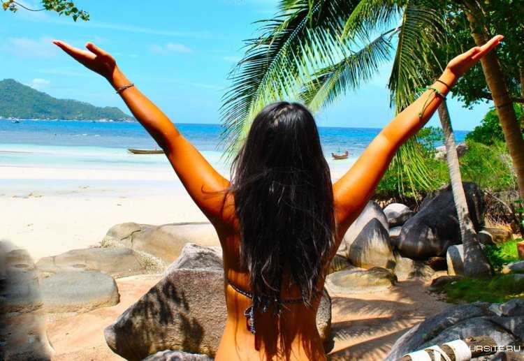 Красивая девушка на острове
