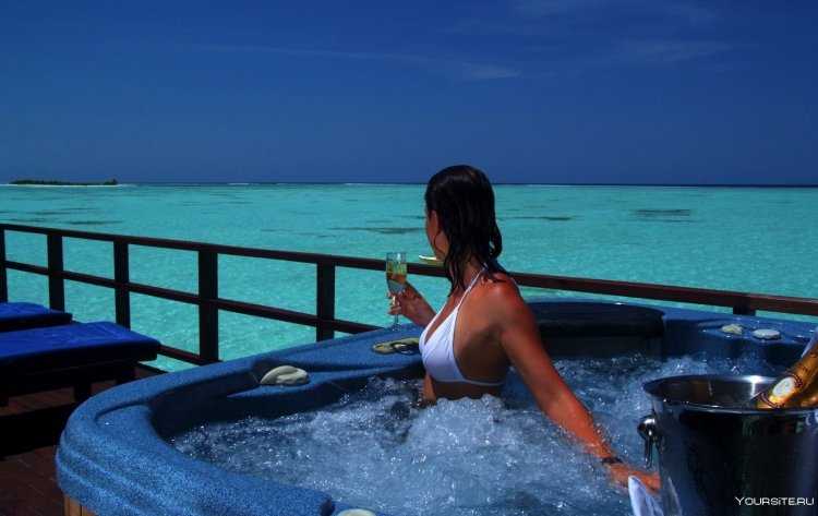 Девушка на Мальдивах