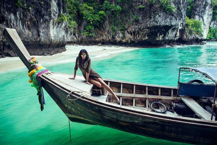 Девушка на лодке в море