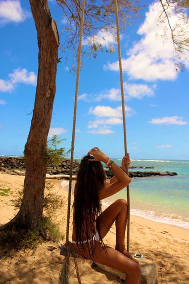 Брюнетка с длинными волосами на море