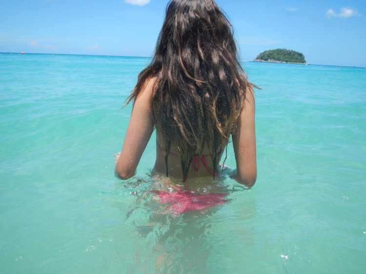 Девушка на море без лица