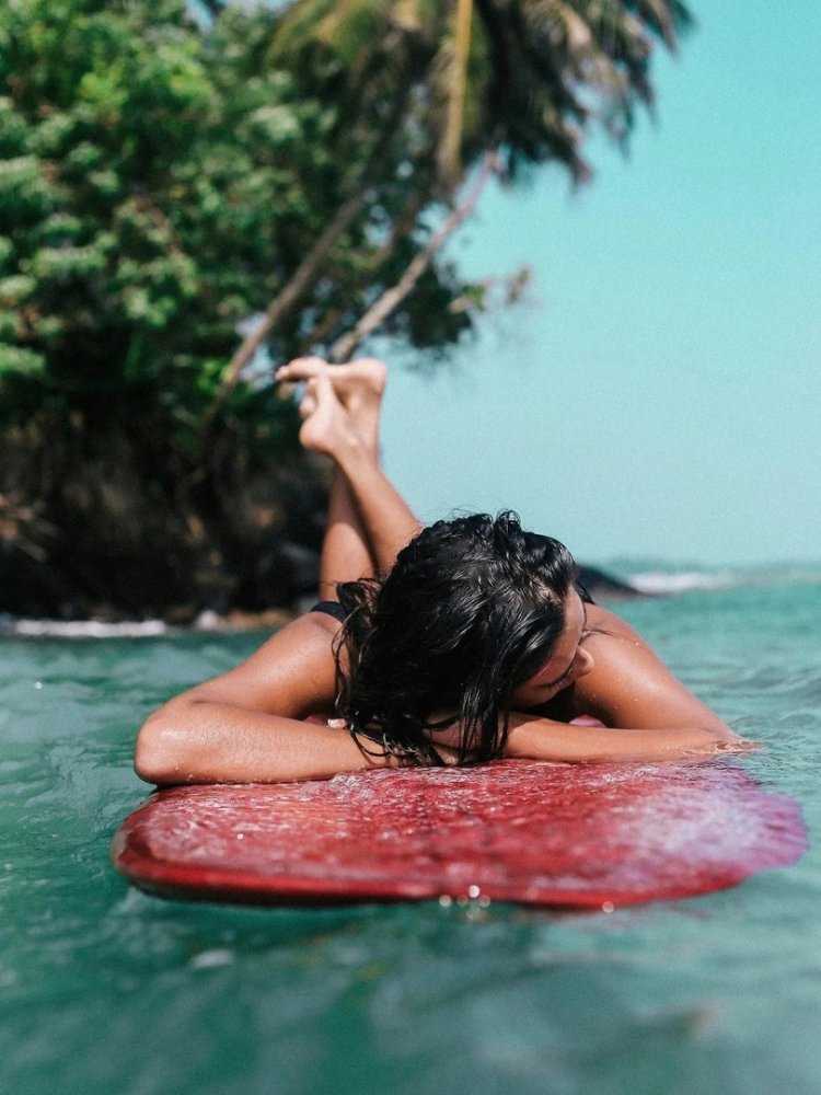 Брюнетка на море