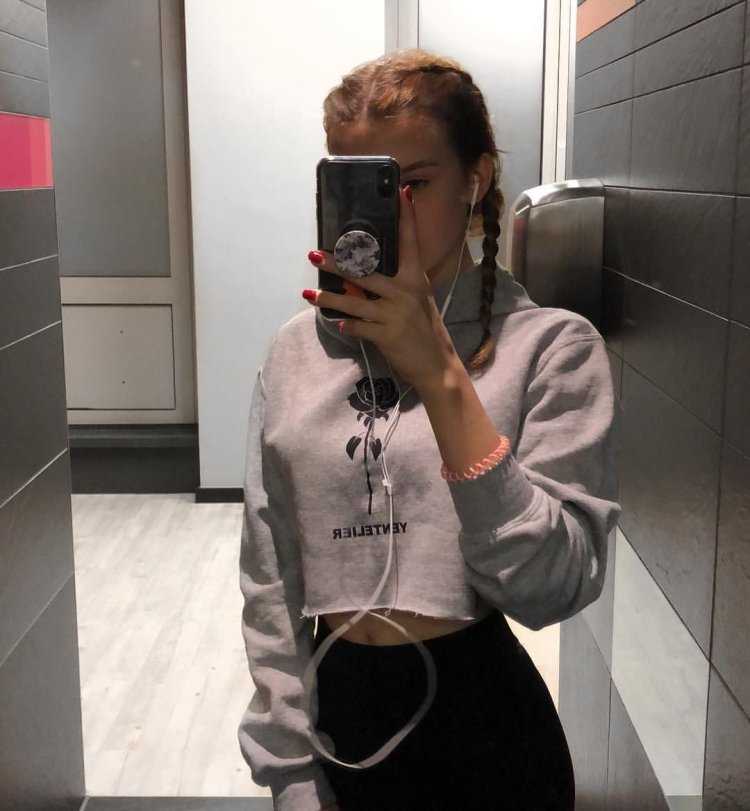 Девочка с айфоном в зеркале