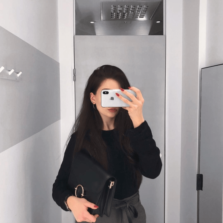 Корейские девушки с айфоном