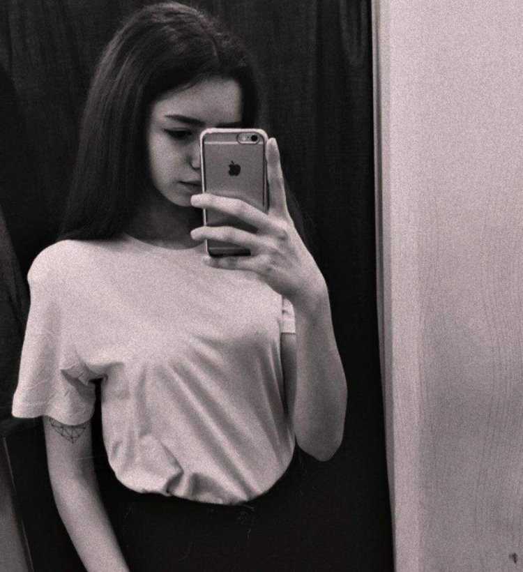 Девочка 14 лет с айфоном