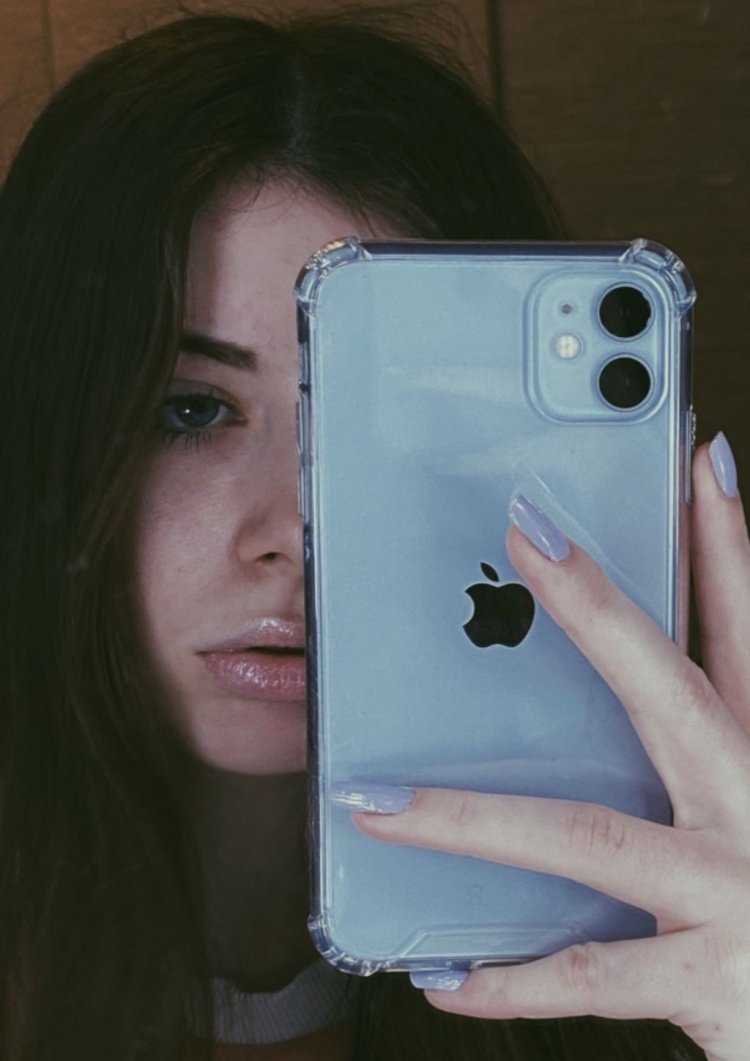 Девушка с айфоном