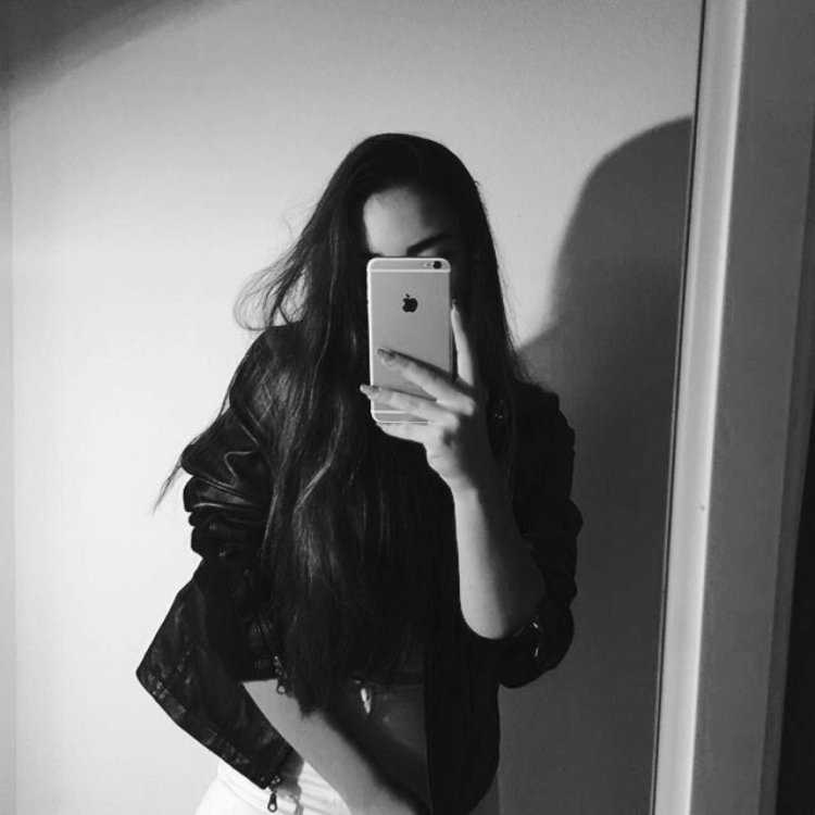 Девушка с черными волосами в зеркале