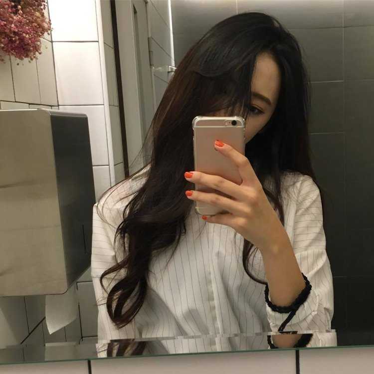 Кореянка с айфоном