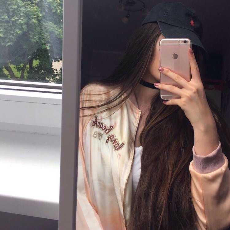 Девочка с айфоном в зеркале