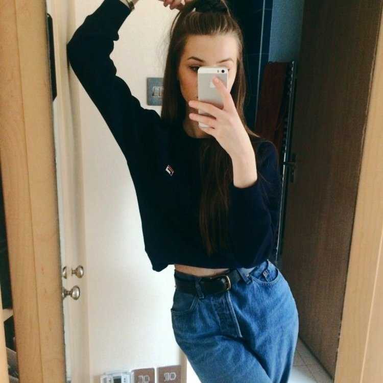 Красивые девушки с айфоном в зеркале