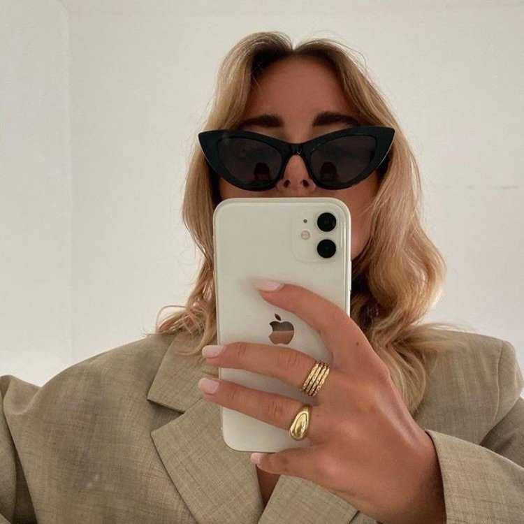 Девушка с айфоном