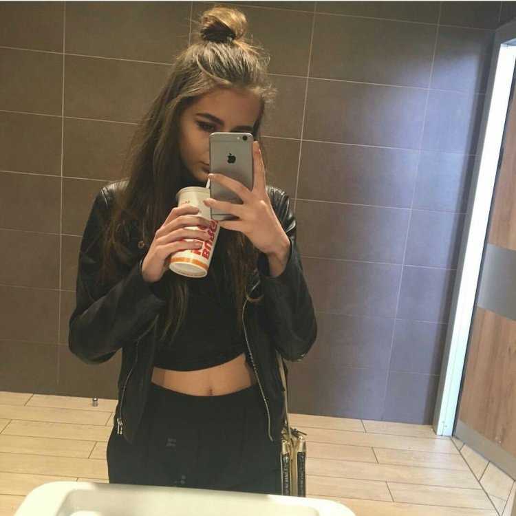 Девушка с айфоном в зеркале