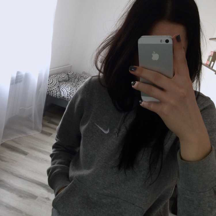 Девочка с айфоном