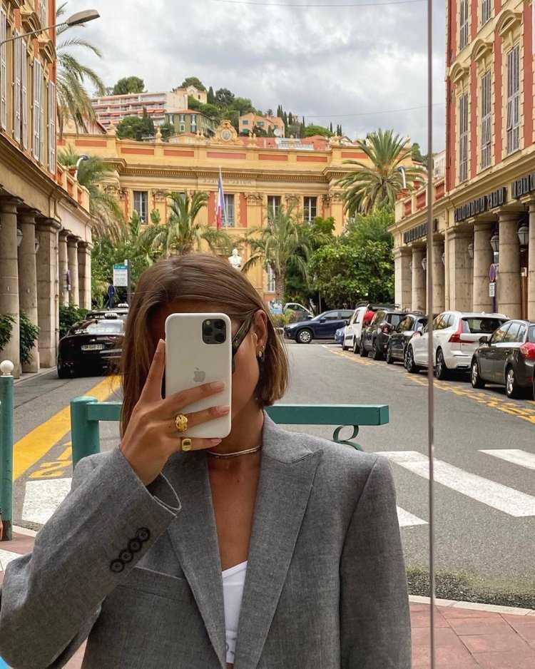 Модные девушки с айфонами