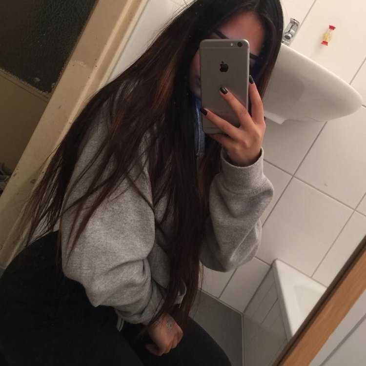 Девушка с айфоном в зеркале