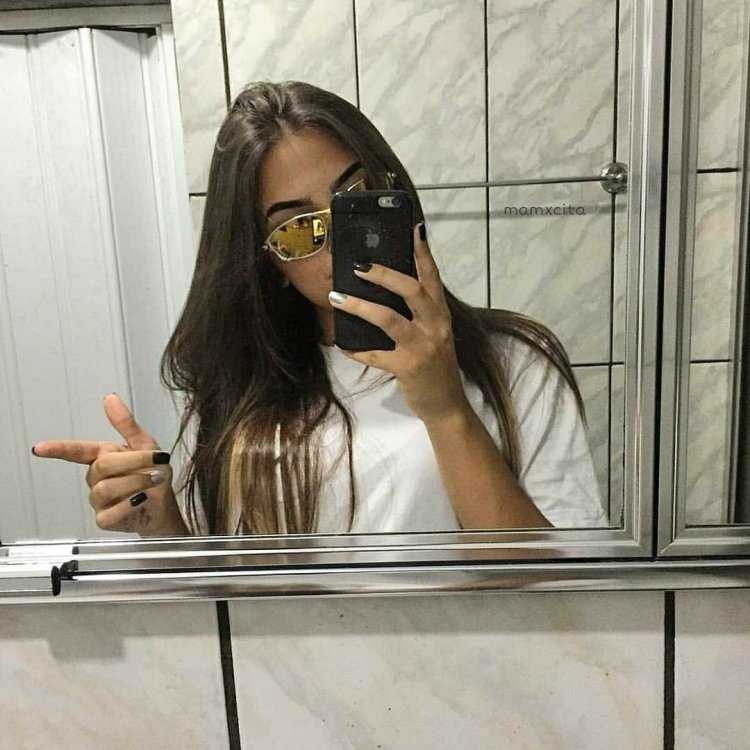 Девушка в зеркале с телефоном