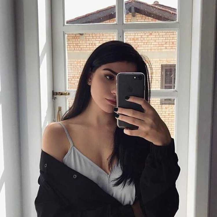 Брюнетка с айфоном