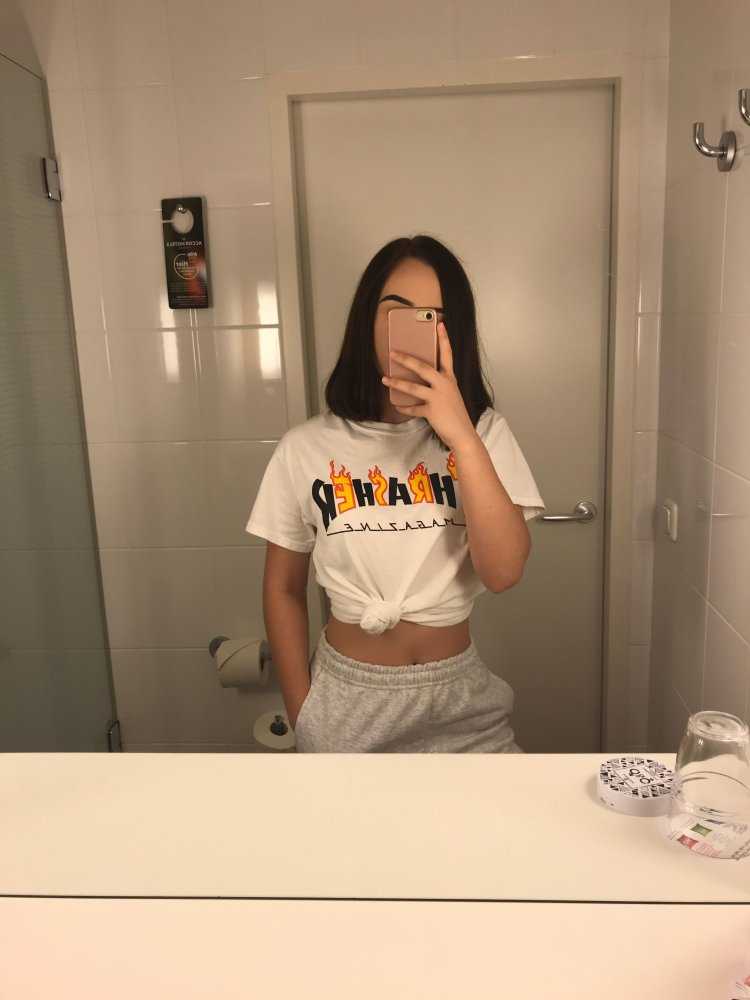 Девушка с каре в зеркале