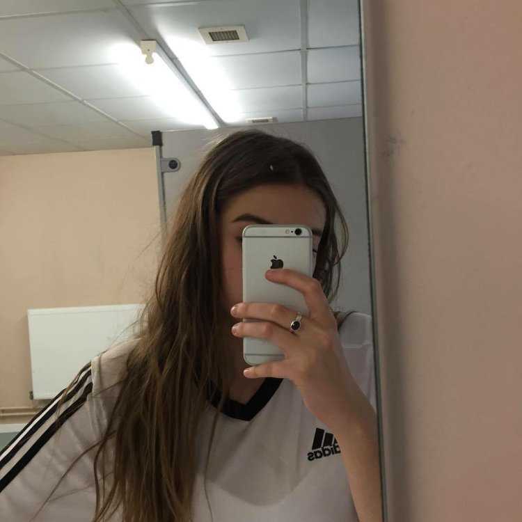 Девочка с айфоном в зеркале