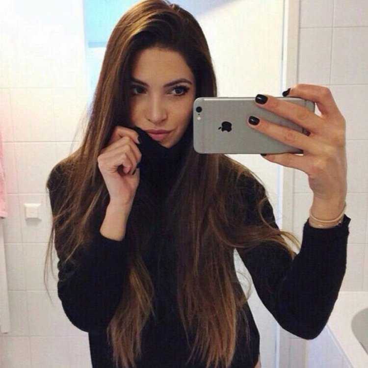 Шатенка селфи