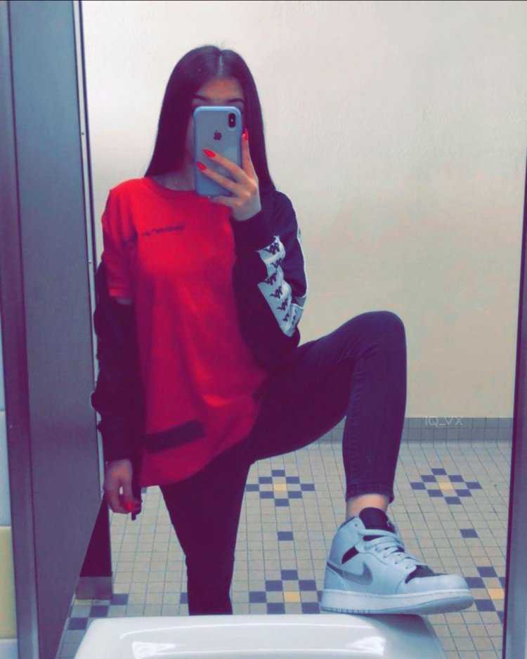 Девочка с айфоном в зеркале