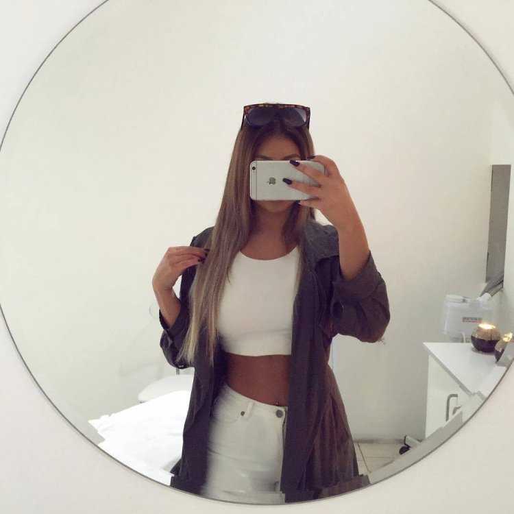 Девушка фоткается в зеркале