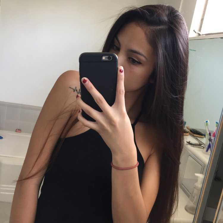 Брюнетка с айфоном