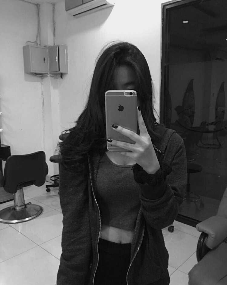 Селфи девушки в черном