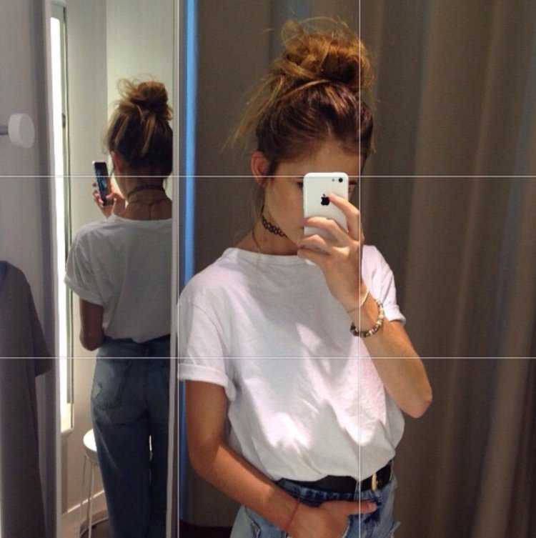 Русая девушка в зеркале