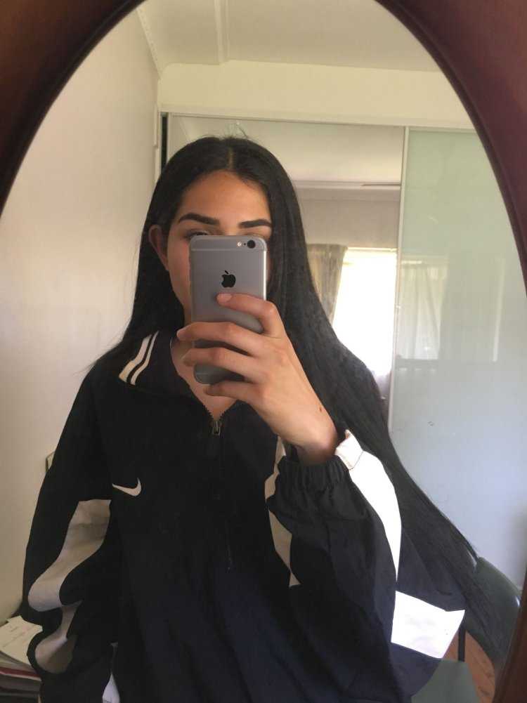 Девушки с чёрными волосами с айфоном