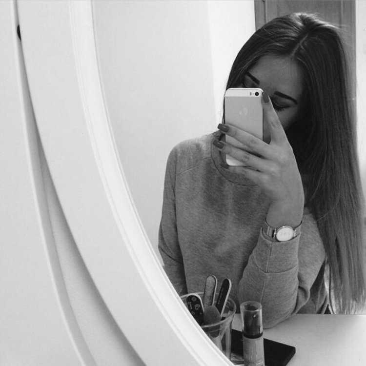 Девушка с айфоном