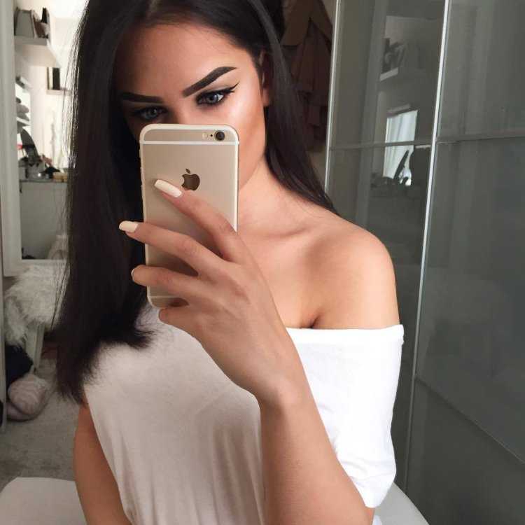 Девушка с айфоном