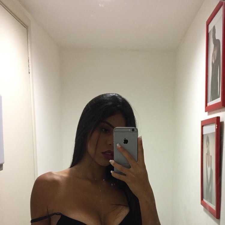 Брюнетка селфи в зеркале