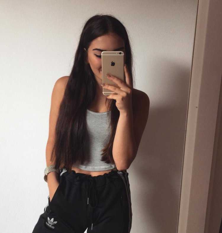 Брюнетка с айфоном