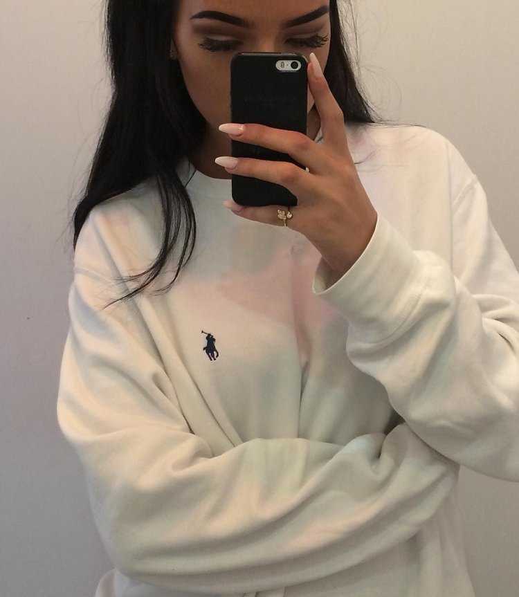 Брюнетка с айфоном