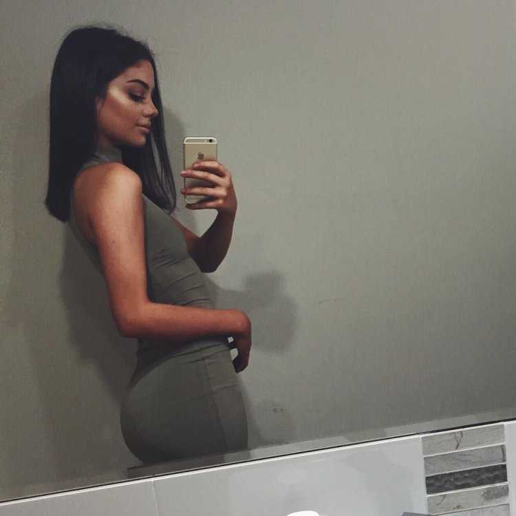 Брюнетка возле зеркала