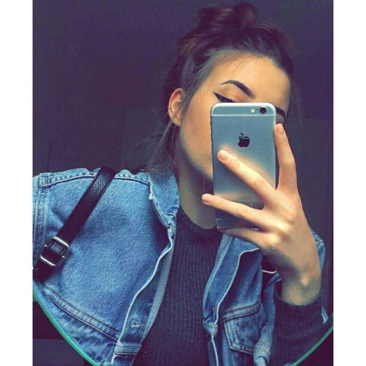 Девушка в зеркале без лица