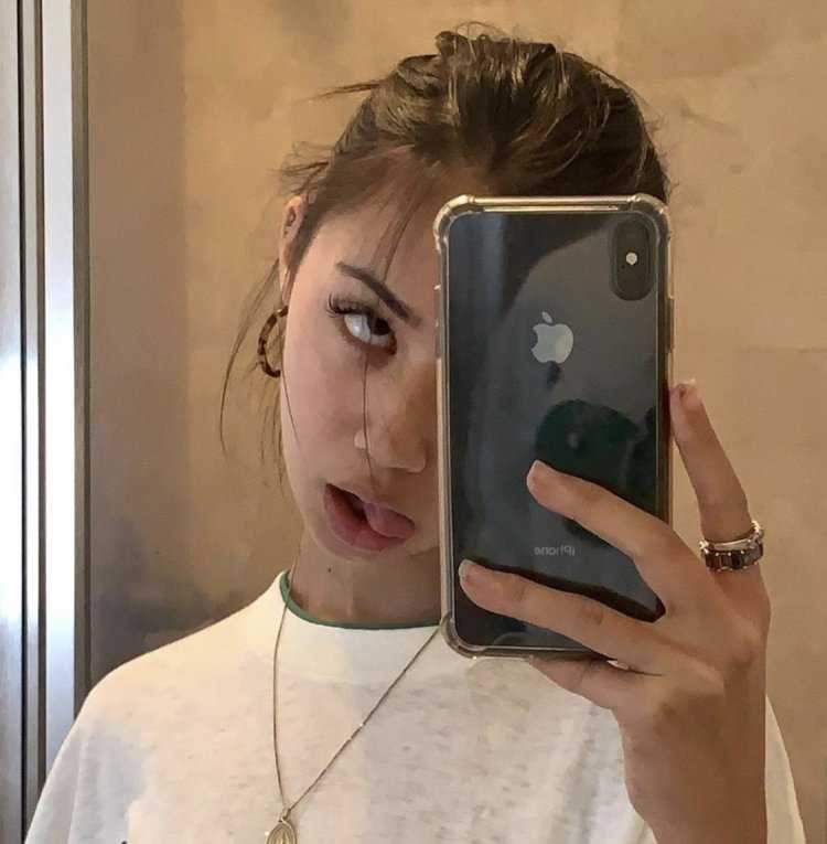 Девочка с айфоном