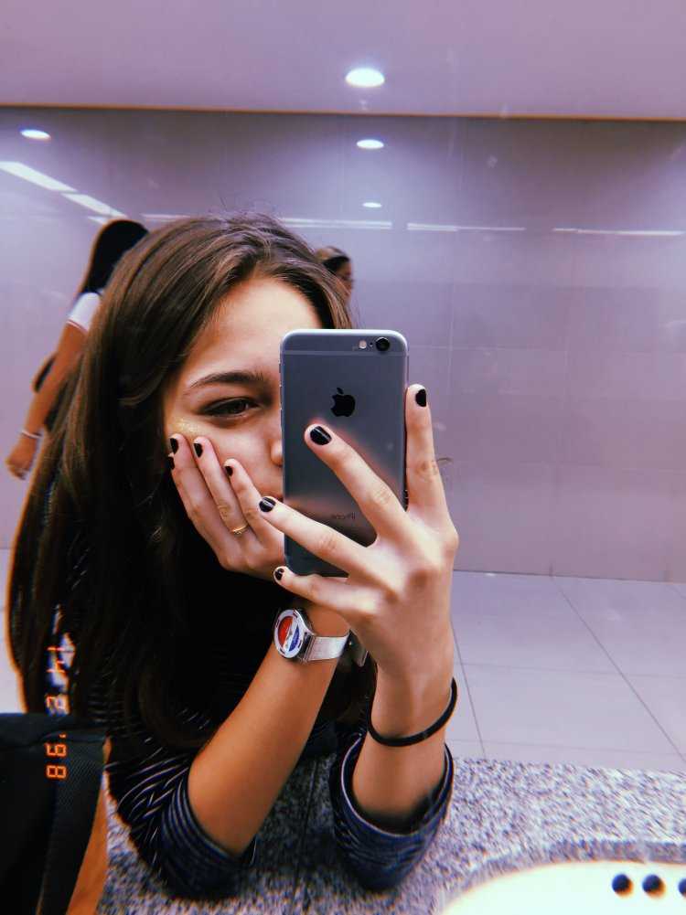 Девушка селфи с телефоном