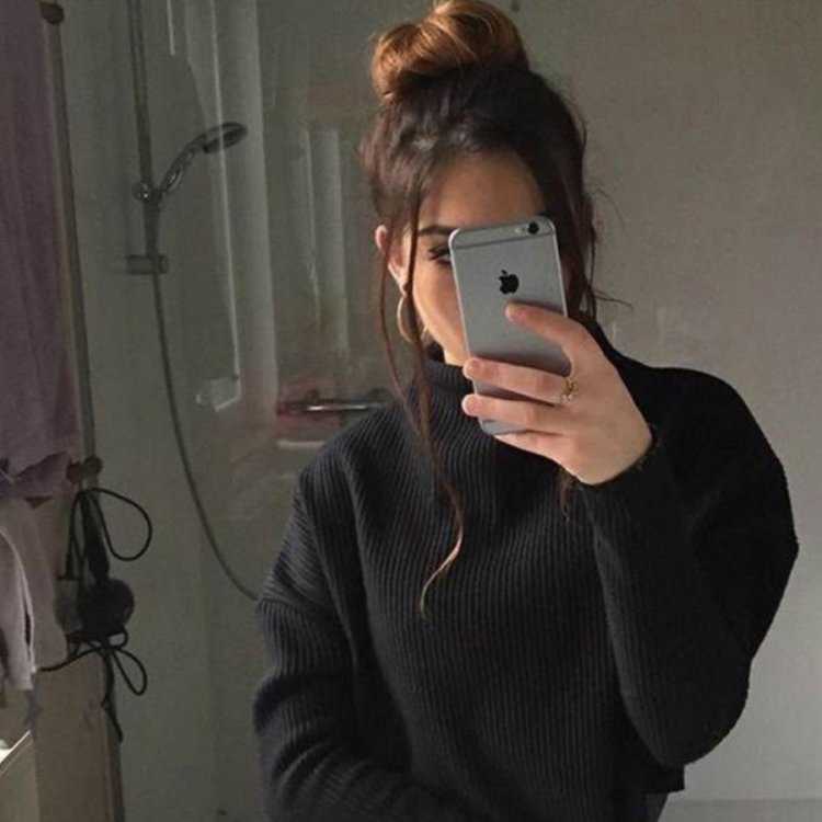 Красивые девушки с айфоном в зеркале