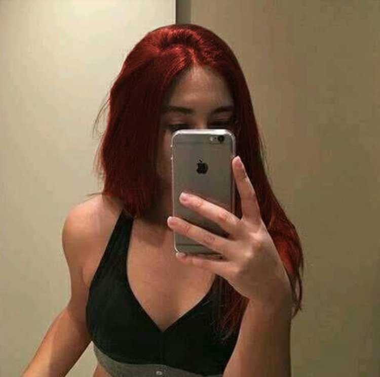 Девушка с айфоном в зеркале