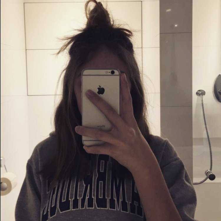 Подросток с айфоном