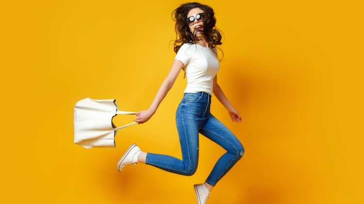 Брюнетка в желтой одежде42