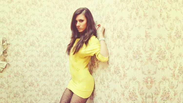 Брюнетка в желтом платье