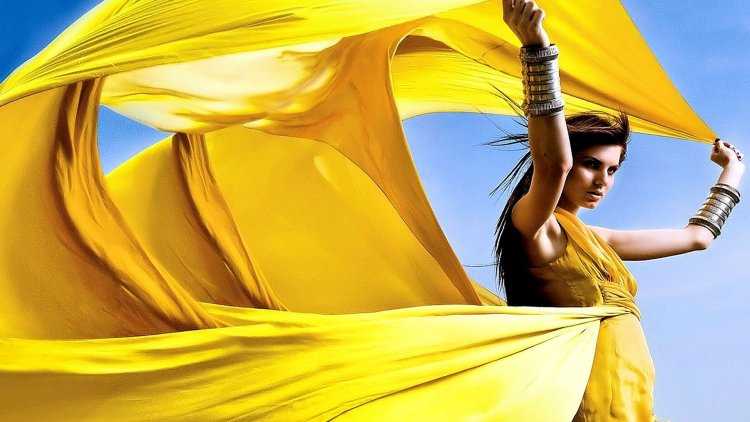 Девушка в желтом