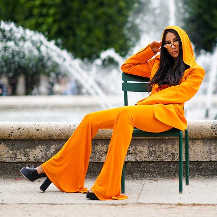 Красивая девушка в оранжевом