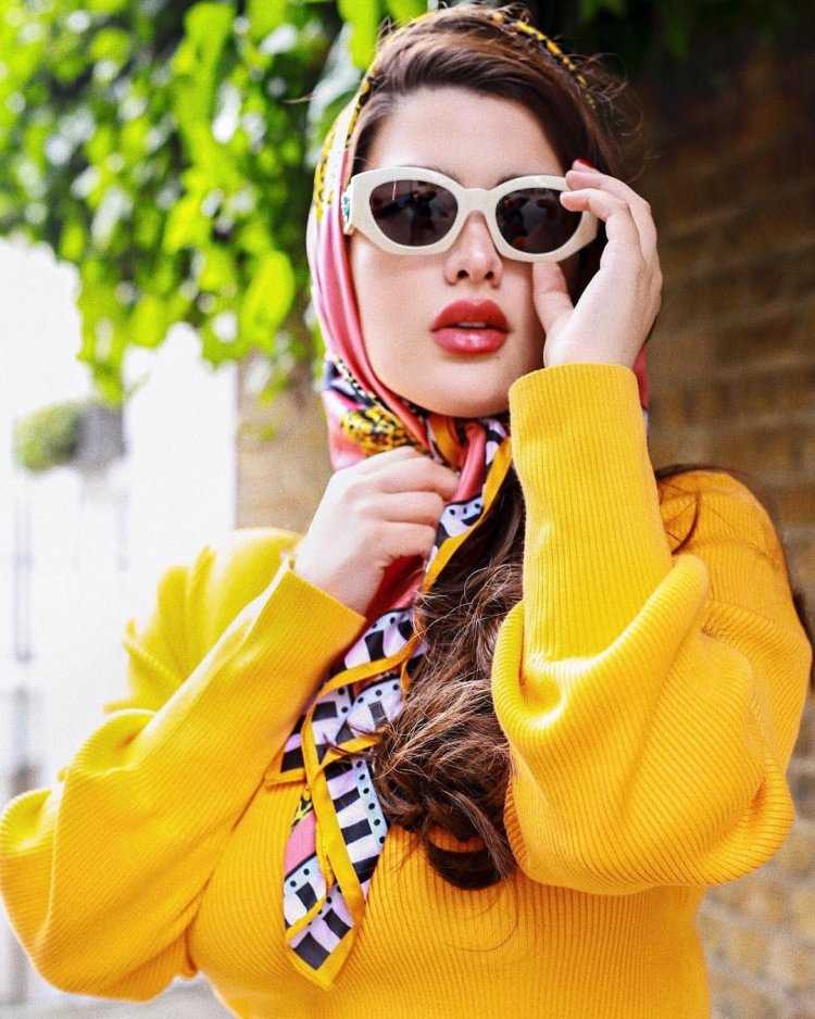 Девочка в очках в желтой одежде на